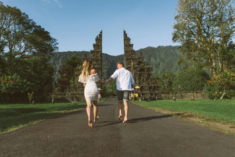 couple-at-handara-gate-bali-e1658224702965.jpg